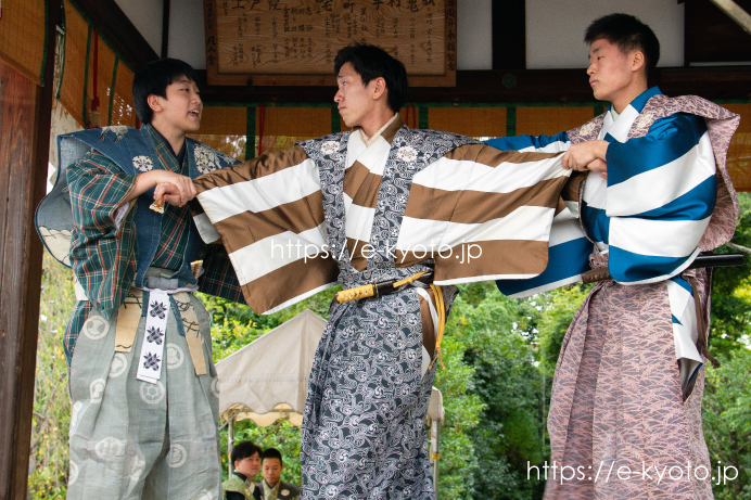小雨の中の奉納狂言。わら天神・六勝神社の秋季大祭へ