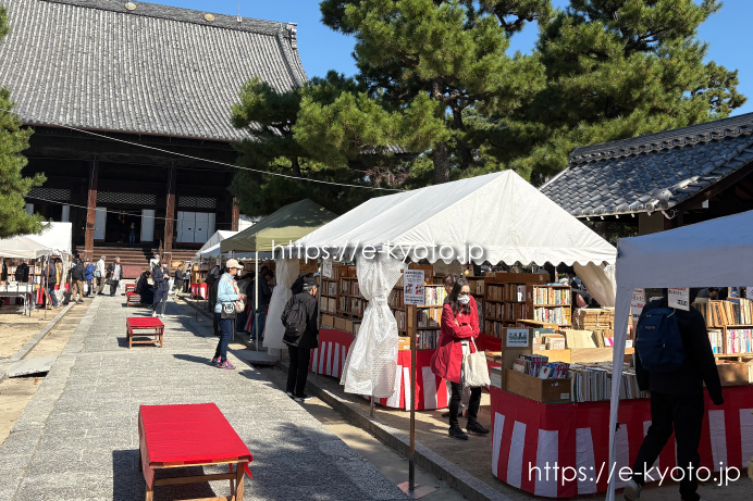 百万遍知恩寺で「秋の古本まつり」開催 全国唯一の古本供養を拝観