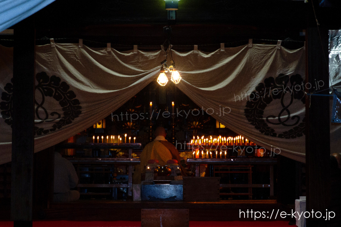 福勝寺本堂での祈祷の様子