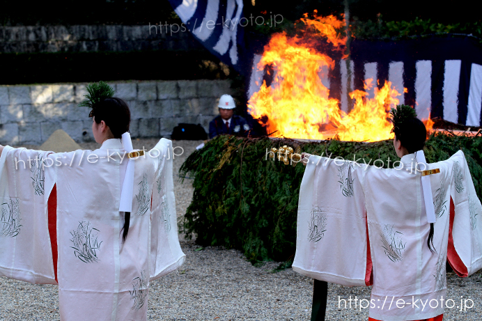 伏見稲荷大社火焚祭の神楽舞