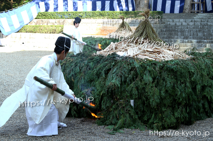庭燎床に着火する様子