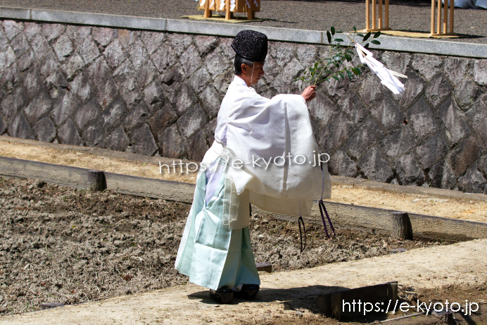 伏見稲荷大社の神田を祓う様子
