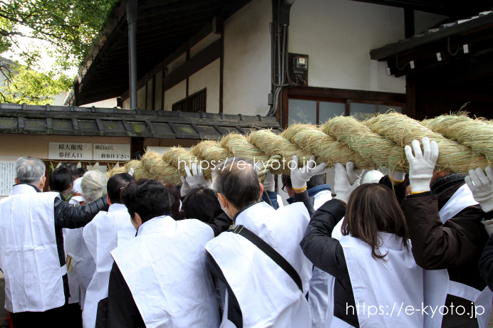 綱掛祭 注連縄を運ぶ様子