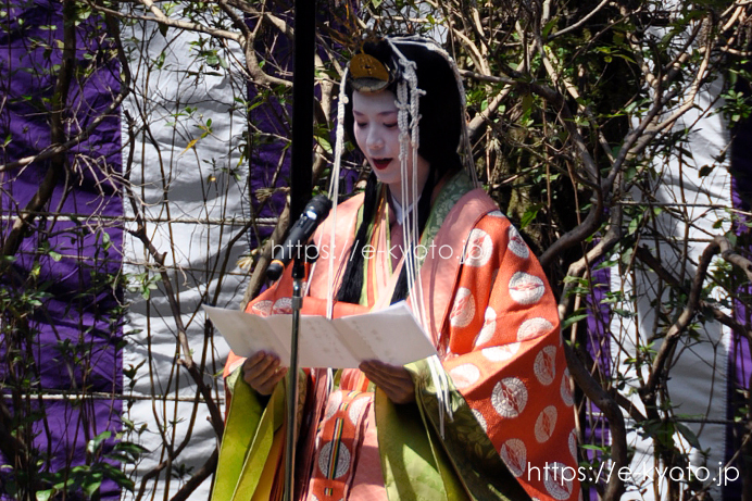 斎王代が歌題を披露する様子