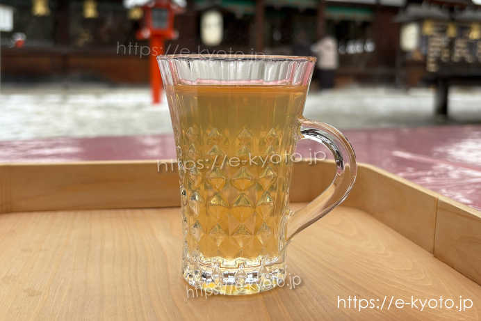 河合神社休憩所の温かい美人水