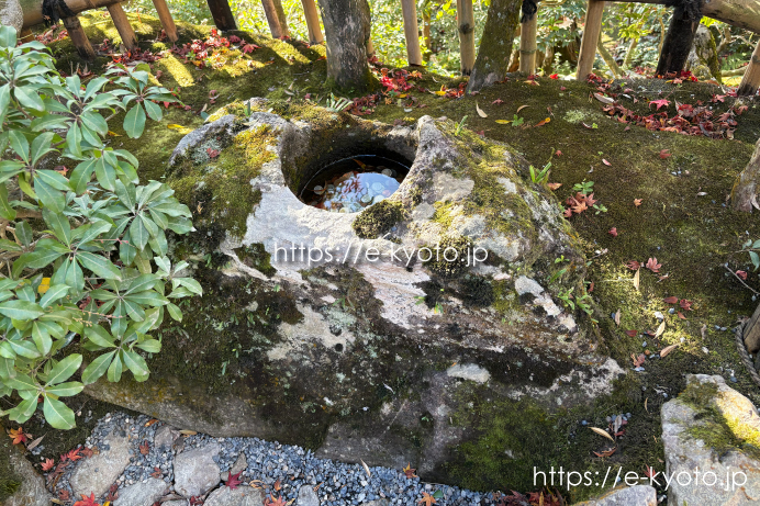 金閣寺 夕佳亭 富士形手水鉢