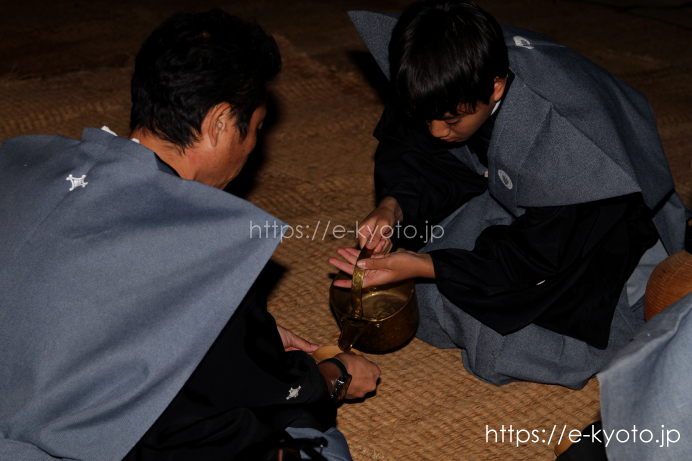銚子でお神酒を注ぐ