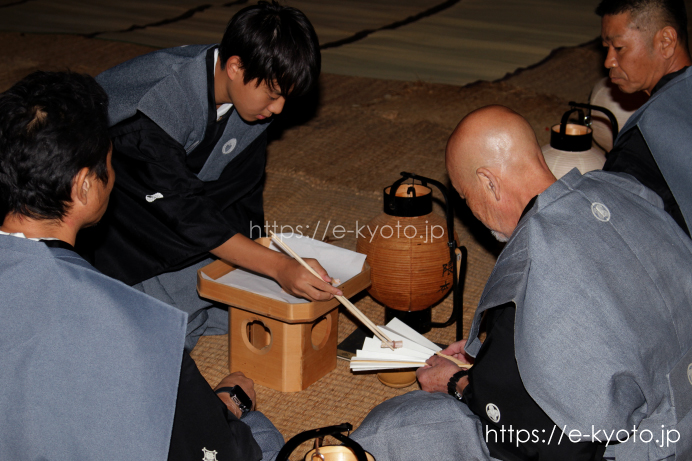 肴のするめを配る