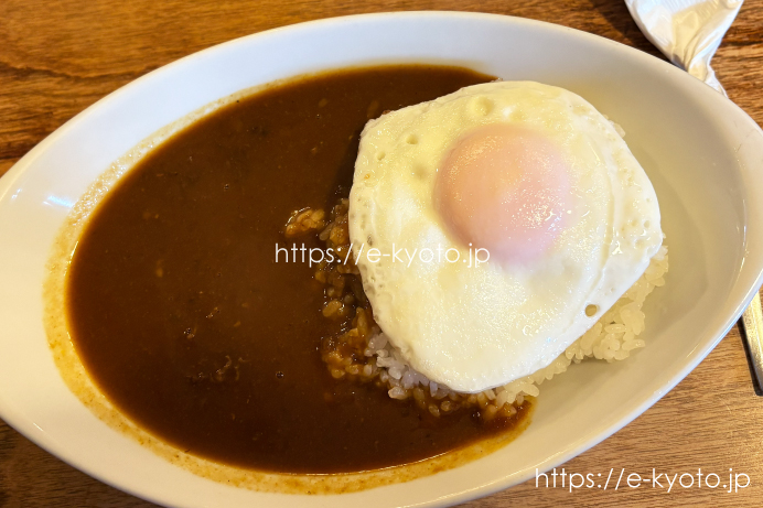 カレーライス（目玉焼きのせ）