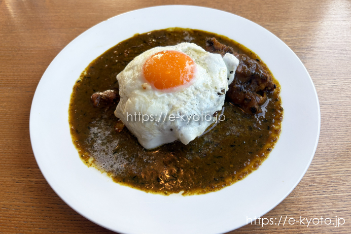 ソングバードコーヒー ソングバードカレー（目玉焼きのせ）