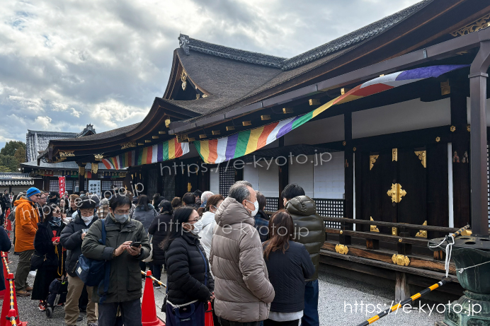 御影堂に列を作る参詣者