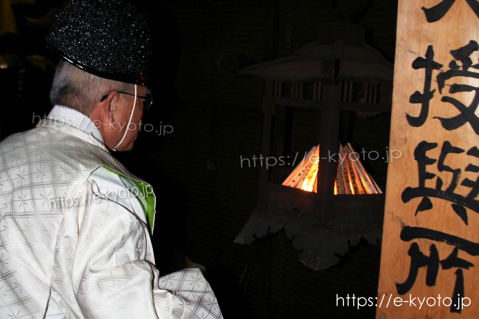 をけら詣り をけら灯籠に御神火を灯す様子