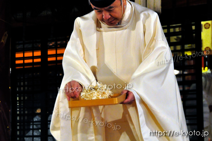 白朮祭 御神火を点じる様子